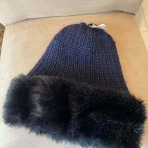 ARIS Winter Black Hat W/Faux Fur.   NWT